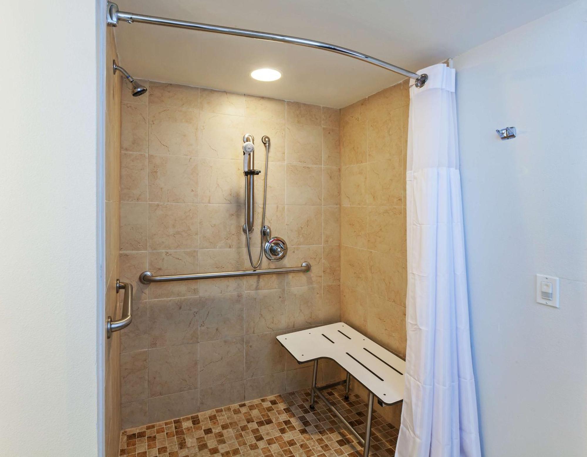 Deluxe Queen Room with Two Queen Beds and Roll-In Shower - Mobility/Hearing Access,1557829273:JPEG