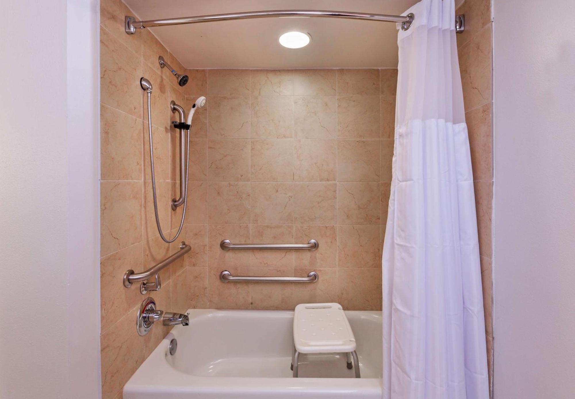 Deluxe Queen Room with Two Queen Beds and Tub - Mobility/Hearing Access,1557829438:JPEG